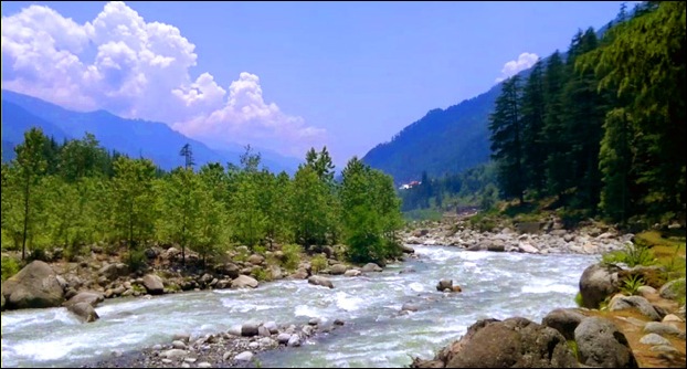 Take a sip of Tea by the side of Beas river in Manali