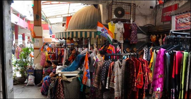  Head over to Dakshinapan Market for buying authentic handlooms and artifacts.