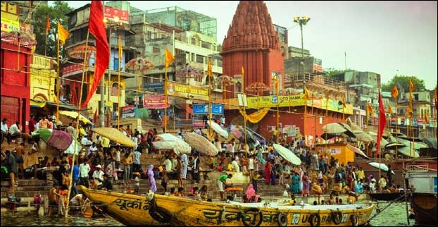 At the Banaras ghats it is enchanting to see people taking bath, performing rituals, worshiping Lord Shiva