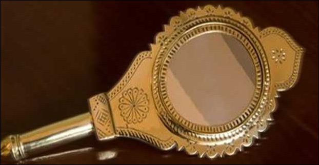 Aaranmula Mirror a metal-alloy mirror is the most sought after item by travellers
