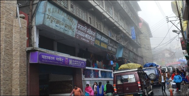 The markets are at walkable distance from Mall Road near Big Bazaar along the road to darjeeling Station