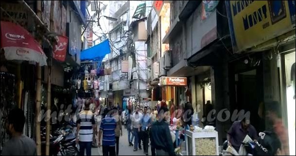 You can also enjoy Street food of Bengal along with the shopping activity
