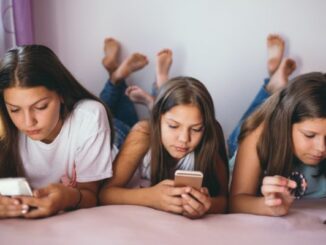 Pros and Cons of Social Media for Teens